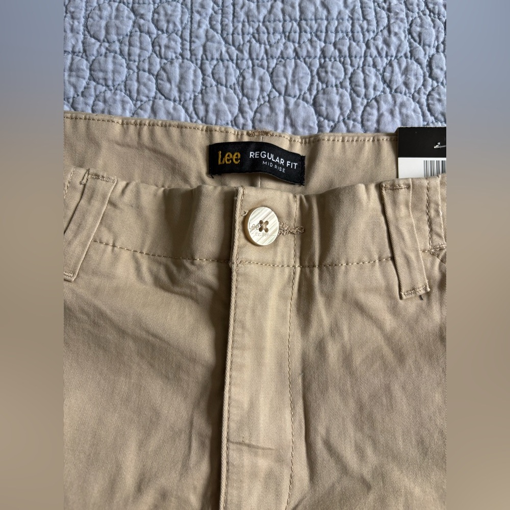 NWT khaki shorts - Picture 3 of 6